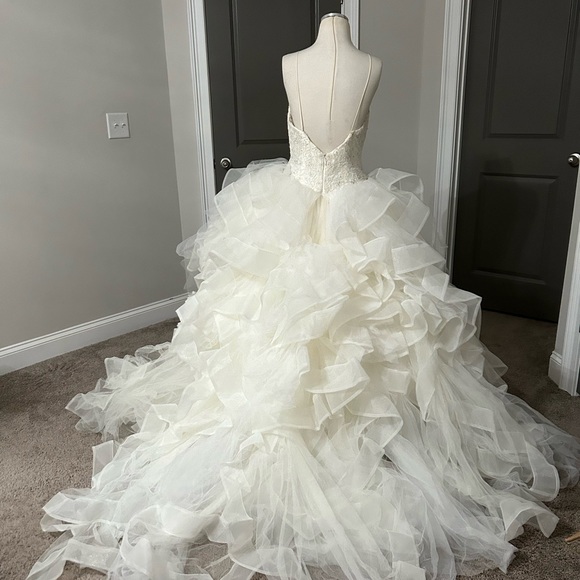 GORGEOUS VERA WANG fairytale wedding dress with crystal bodice. - Picture 3 of 5